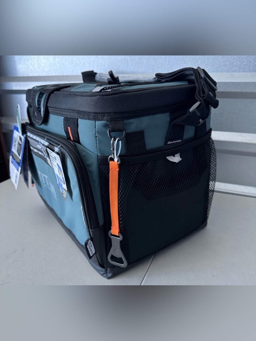 Titan Ice Cream by Arctic Zone 30 Cans Without Zipper Rigid Lining 3 Days Cold - Picture 5 of 9